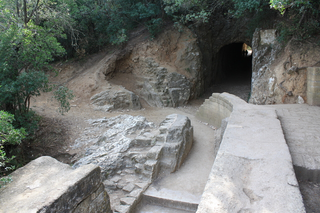 ポン・デュ・ガール・地上の水路の後の写真の写真