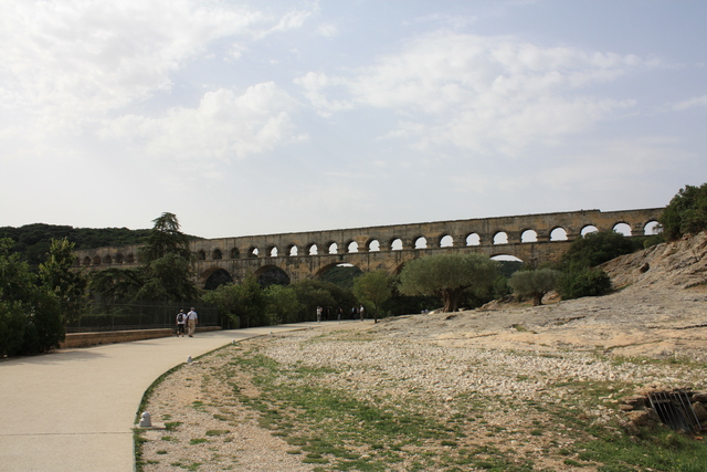 ポン・デュ・ガール・散策路が続くの写真の写真