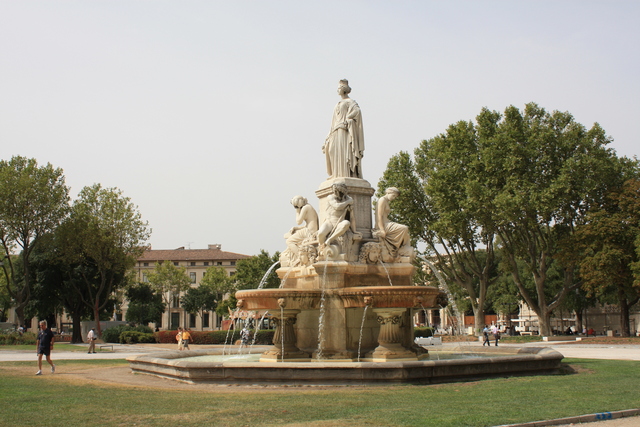 ニーム・シャルル・ド・ゴール広場のプラディエの泉の写真の写真