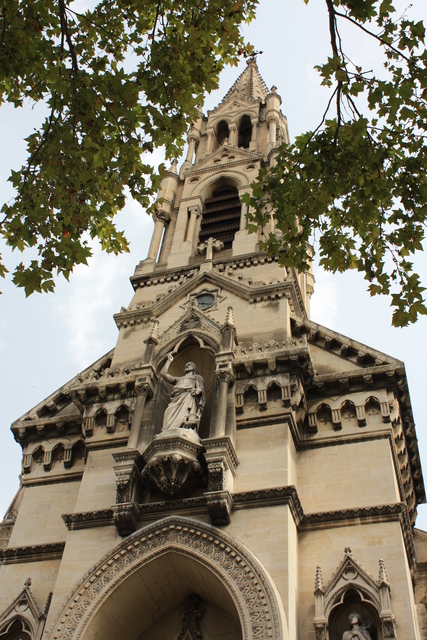 ニーム・直下から見上げたサント・ペルペテュ教会の写真の写真