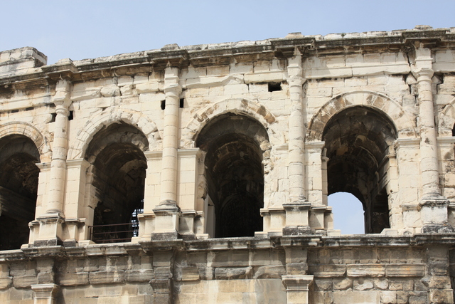 ニーム・古代闘技場の第2層部分の写真の写真
