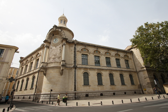 ニーム・ビクトル・ユーゴ通り沿いの時計がある建物の写真の写真