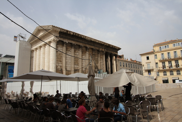 ニーム・メゾン・カレ広場のカフェの写真の写真