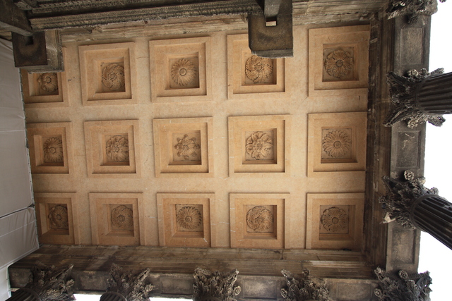 ニーム・メゾン・カレの内部の天井の写真の写真