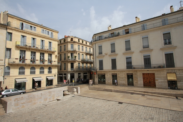 ニーム・メゾン・カレ広場の写真の写真