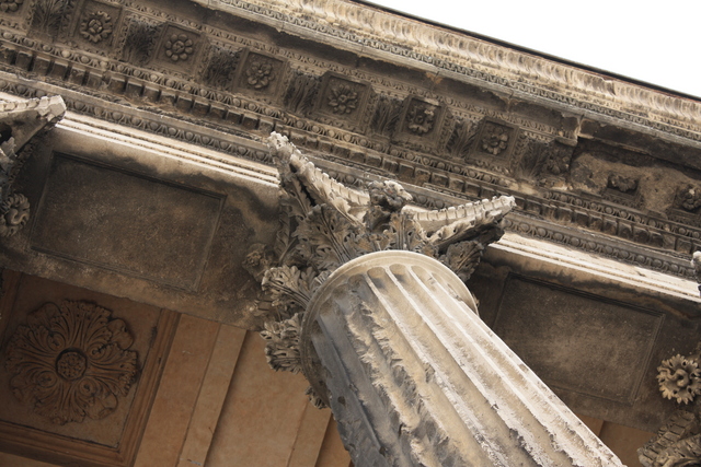 ニーム・メゾン・カレの柱の装飾の写真の写真