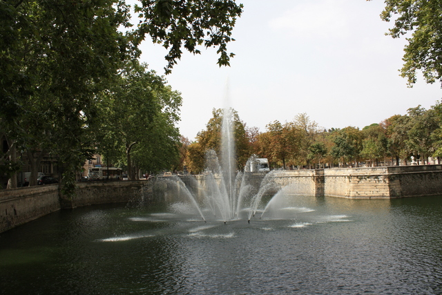 ニーム・フォンテーヌ庭園から続く運河の噴水の写真の写真