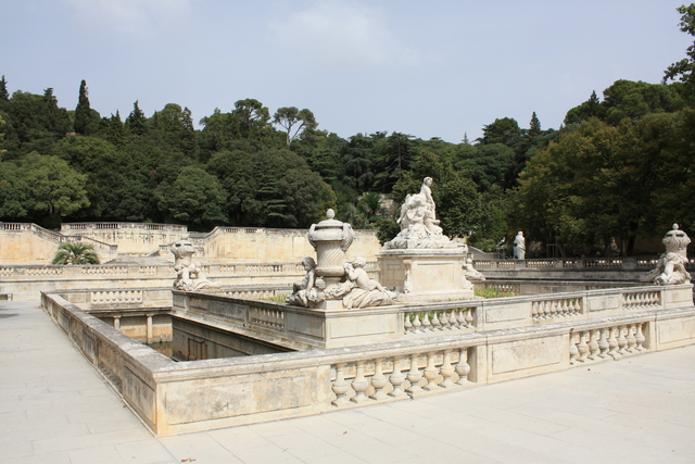 ニーム・フォンテーヌ庭園・そして廻廊のようになっているの写真の写真