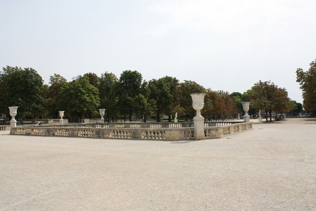 ニーム・フォンテーヌ庭園・こちらはツボのようなオブジェの写真の写真