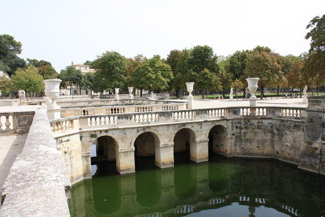 ニーム・フォンテーヌ庭園・先ほどのものは調整池を取り囲むように造られているの写真の写真