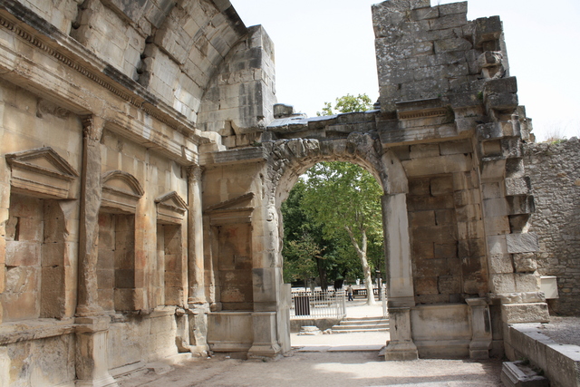 ニーム・フォンテーヌ庭園・ディアヌ神殿の中から外側を見るとこんな感じの写真の写真