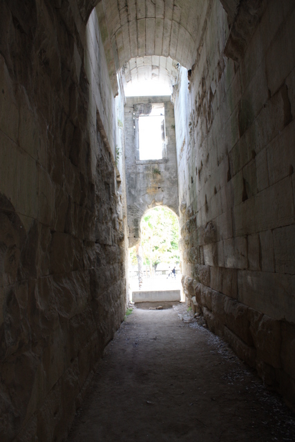 ニーム・フォンテーヌ庭園・ディアヌ神殿の通路は狭いの写真の写真