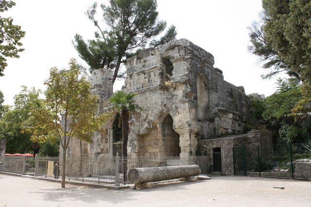 ニーム・フォンテーヌ庭園・ディアヌ神殿を別の角度から見るの写真の写真