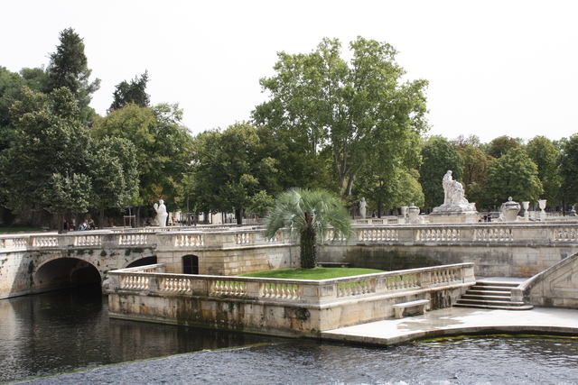 ニーム・フォンテーヌ庭園・池のまわりには洒落っ気あるくうかんが広がるの写真の写真