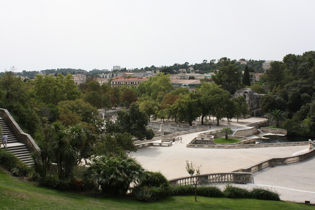 ニーム・ガヴァリエの丘からフォンテーヌ庭園を見るの写真の写真