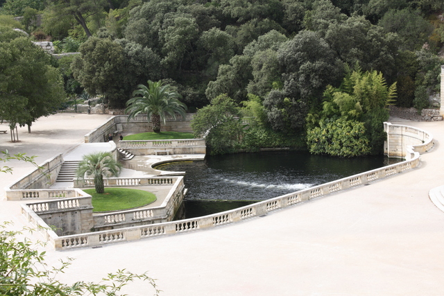 ニーム・ガヴァリエの丘からみた池の写真の写真