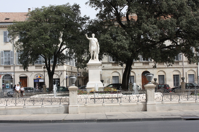 ニーム・アントニン広場の噴水の写真の写真