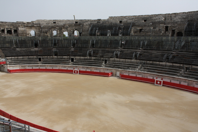 ニーム・代闘技場・フィールドとスタンド３の写真の写真
