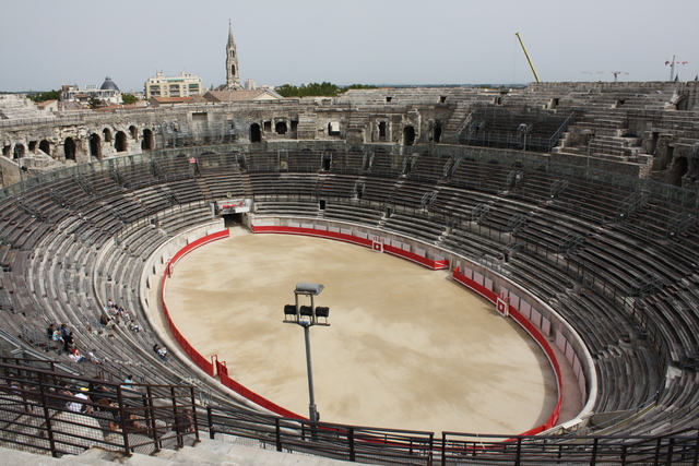 ニーム・円形闘技場のフィールドは楕円形の写真の写真
