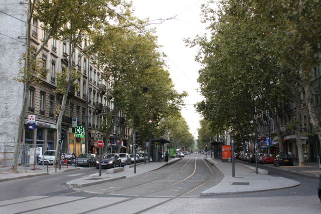 リヨン駅前の路面電車の電停の写真の写真
