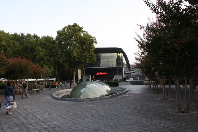 トゥール・駅前のモニュメントの写真の写真