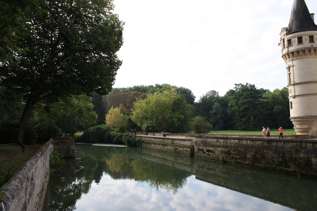 アゼー・ル・リドー城・堀のように感じるが川であるの写真の写真