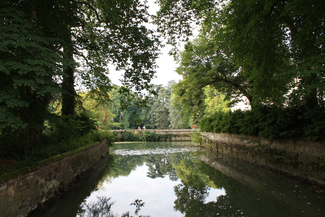 アゼー・ル・リドー城・この辺りは護岸を石で固められているの写真の写真