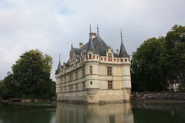 アンドル川に浮かぶアゼー・ル・リドー城の写真の写真