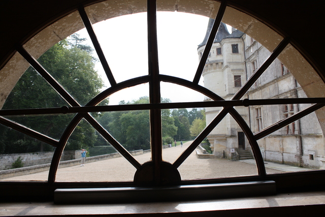 アゼー・ル・リドー城・窓から見た庭園の写真の写真