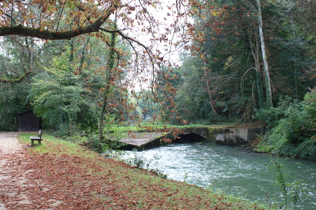アゼー・ル・リドー城・敷地西側のアンドル川と橋の写真の写真