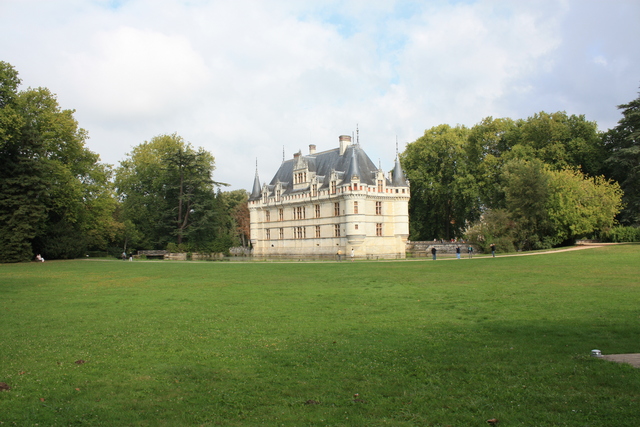 アゼー・ル・リドー城・芝生が広がる庭園の写真の写真