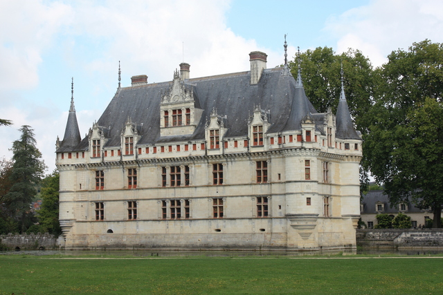 アゼー・ル・リドー城・庭園を少し奥に行くとまるで陸地に立てられているかのように見えるの写真の写真