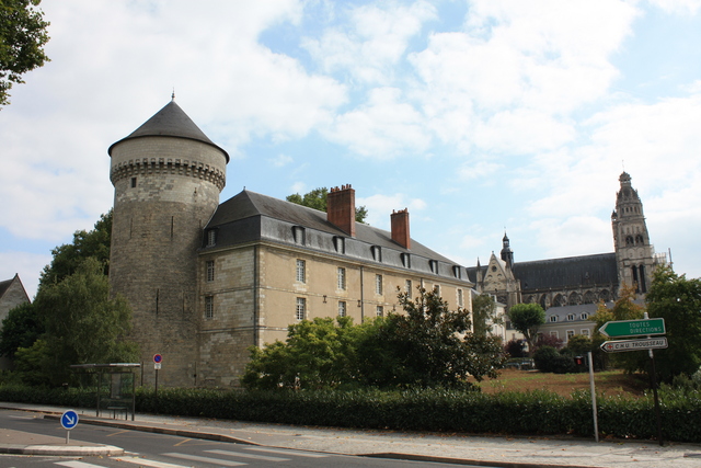 アンドレ・マルロー通りとラボワジエ通りの交差点付近から見たトゥール城の写真の写真