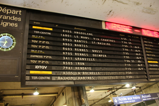 パリ・モンパルナス駅の行き先案内板の写真の写真