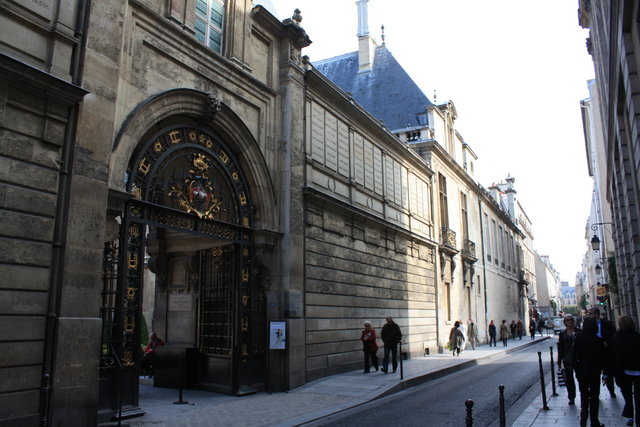 パリ・カルナヴァレ館の門と外壁の写真の写真