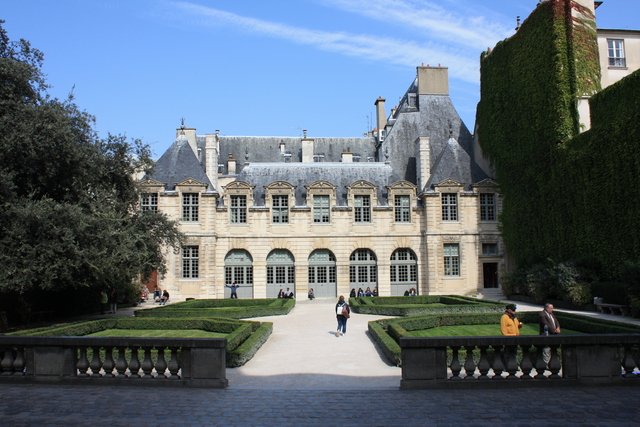 パリ・シュリー館の前庭の写真の写真