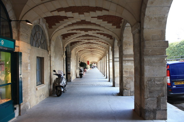 パリ・ヴォージュ広場沿いの建物の廻廊の写真の写真