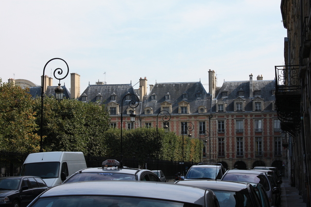 パリ・ヴォージュ広場沿いの街並みの写真の写真