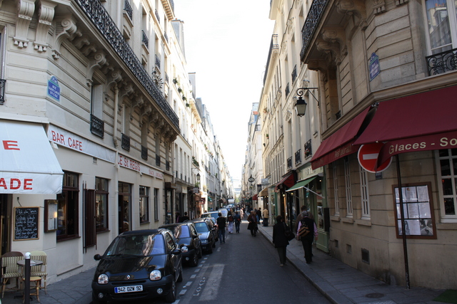 パリ・サン・ルイ・アン・リル通りとジャン・デュ・ベレ通りの交差点付近の写真の写真