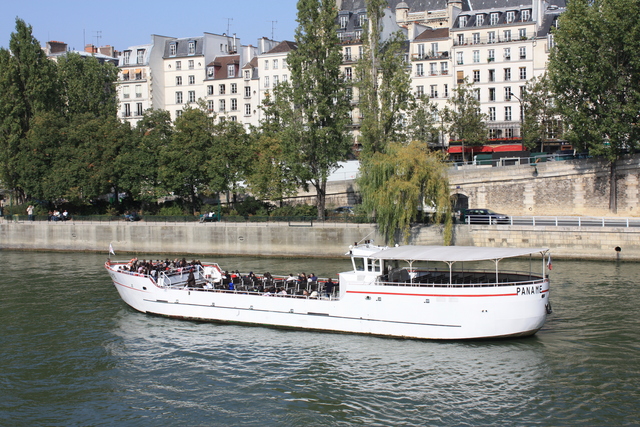 パリ・セーヌ川・遊覧船の写真の写真