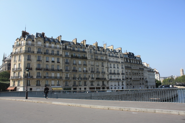 パリ・オー・フラール通り沿いの街並みの写真の写真