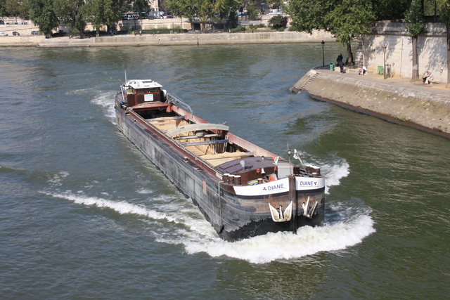 パリ・セーヌ川・運搬船の写真の写真