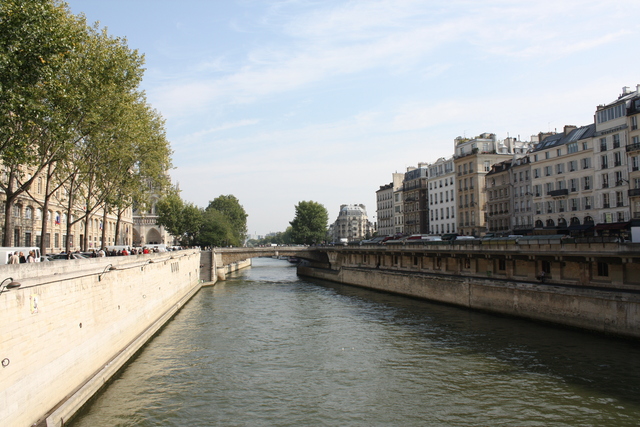 パリ・サン・ミッシェル橋から見たサン・ミッシェル通りの街並みの写真の写真
