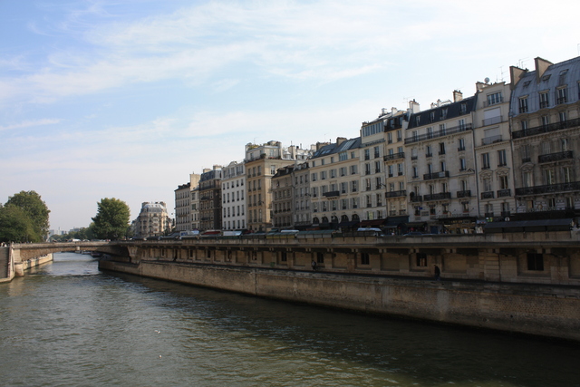 パリ・サン・ミッシェル通り沿いの街並みの写真の写真