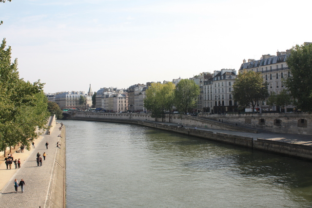 パリ・グラン・オーギュスタン通り沿いの街並みの写真の写真