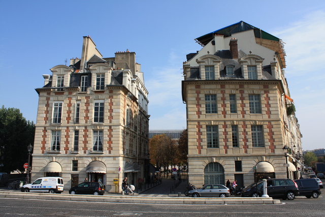 パリ・ポン・ヌフ沿いの街並みの写真の写真