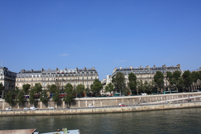 パリ・ジェヴル通り沿いの街並みの写真の写真