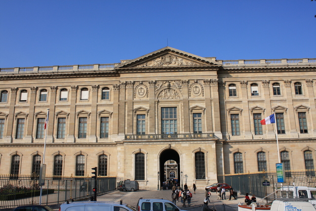 パリ・アミラル・ド・コリーニ通りから見たルーブル宮殿(ルーブル美術館)の写真の写真