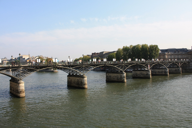 パリ・ポン・デザール橋の写真の写真