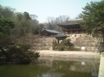 韓国・ソウル・昌徳宮・秘苑・芙蓉池と魚水門(中)と宙合楼(右)